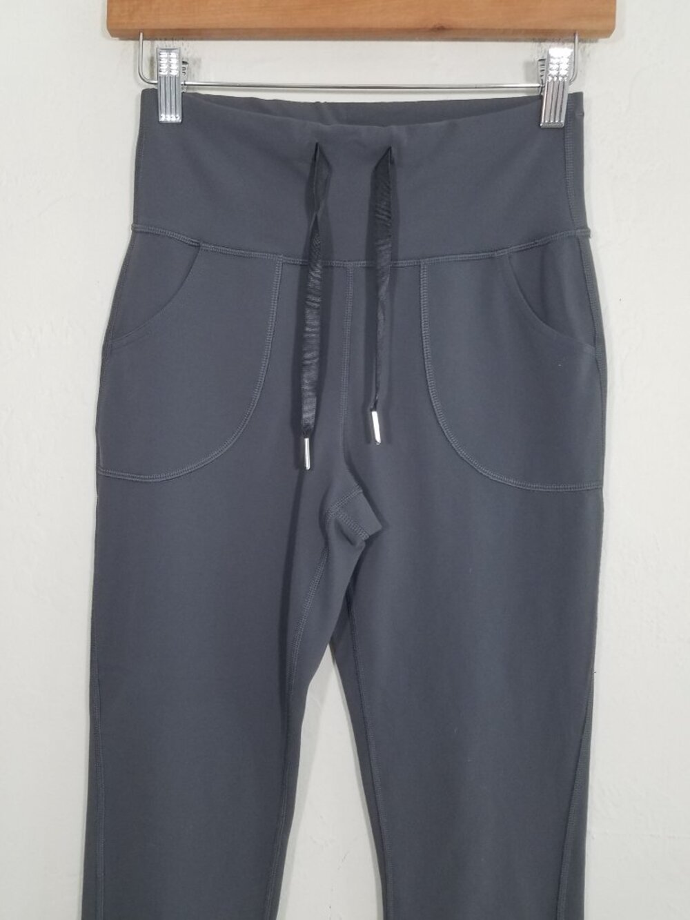 Like New Lululemon Legging Pants Pockets Cropped Size 6 - Picture 2 of 5